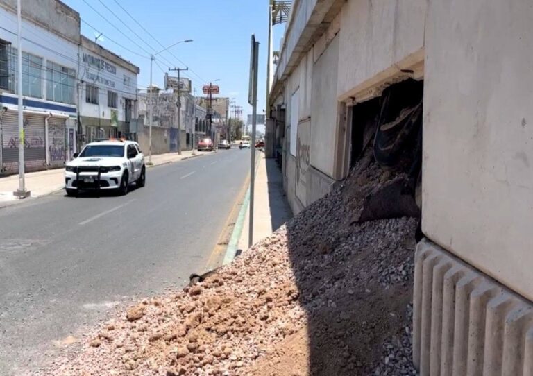 Colapsa muro lateral de puente vehicular en Prados inaugurado hace un año