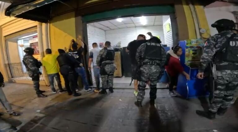 Retira Comercio puesto ambulante donde consumían bebidas alcohólicas en la vía pública