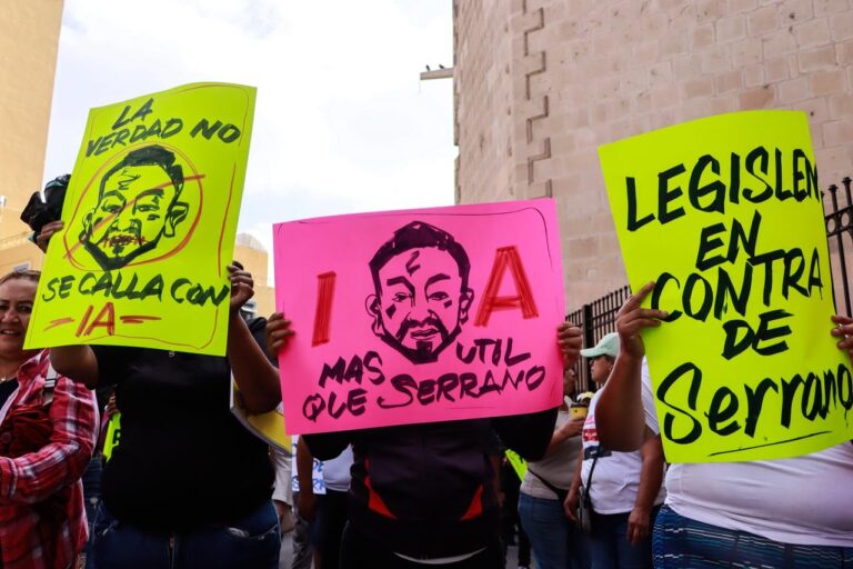 CRÓNICA: Ni las puertas ni los policías contuvieron el enojo